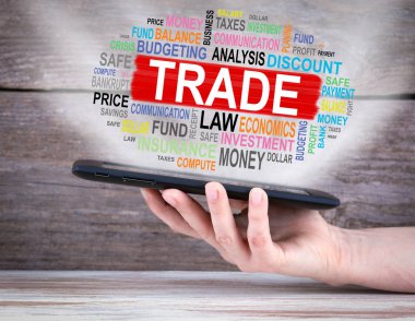 Ticaret kavramı. Tablet bilgisayar el. Eski ahşap arka plan