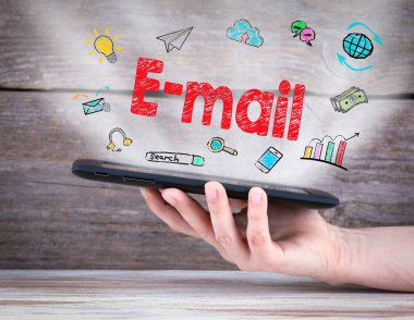 E-posta kavramı. Tablet bilgisayar el. Eski ahşap arka plan