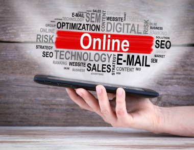 Online kavramı. Tablet bilgisayar el. Eski ahşap arka plan