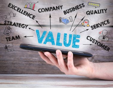 Değer kavramı. Tablet bilgisayar el. Eski ahşap arka plan