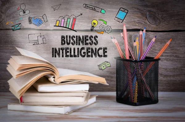 Business Intelligence. Stos książek i kredki na drewnianym stole. — Zdjęcie stockowe