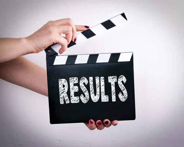 Resultados. Hembra manos celebración película clapper — Foto de Stock