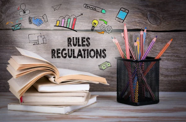 Κανόνες και κανονισμούς, επιχειρηματική ιδέα. Στοίβα από βιβλία και μολύβια πάνω στο ξύλινο τραπέζι — Φωτογραφία Αρχείου