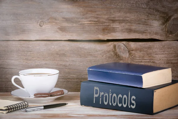 Protocolos. Montón de libros sobre escritorio de madera —  Fotos de Stock