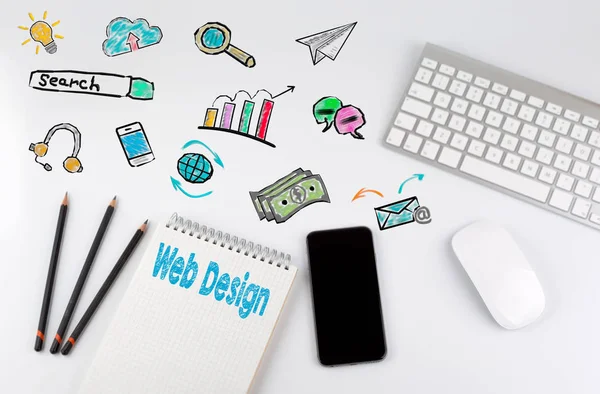Концепция веб-дизайна. Рабочий стол с компьютером, смартфон, блокнот, карандаши — стоковое фото
