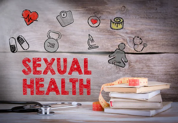 Zdrowie seksualne. Stos książek i stetoskop na podłoże drewniane — Zdjęcie stockowe