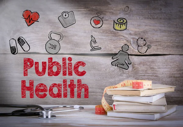Sanità pubblica. Pila di libri e uno stetoscopio su uno sfondo di legno — Foto Stock