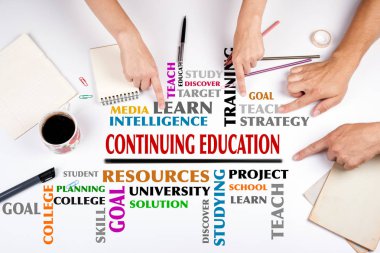 Sürekli eğitim kelime bulutu. Beyaz Ofis Masası toplantısında