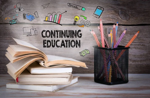Educación Continua, Concepto Empresarial. Montón de libros y lápices sobre la mesa de madera . —  Fotos de Stock