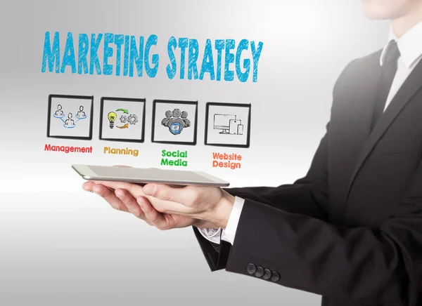 Concepto de estrategia de marketing, joven sosteniendo una tableta — Foto de Stock