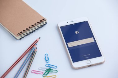 Riga, Letonya - 1 Şubat 2017: Oturum açma ekran Facebook simgeler 7 Apple iPhone'da artı