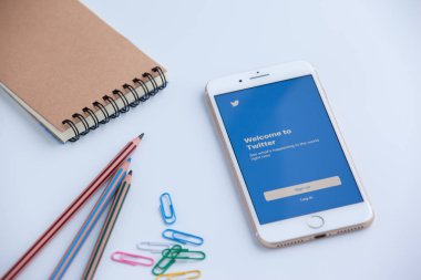 Riga, Letonya - 1 Şubat 2017: Oturum açma ekran heyecan simgeler 7 Apple iPhone'da artı. Popüler sosyal ağ sitesi.