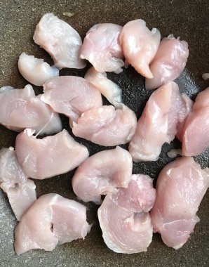 Bir tavada tavuk fileto