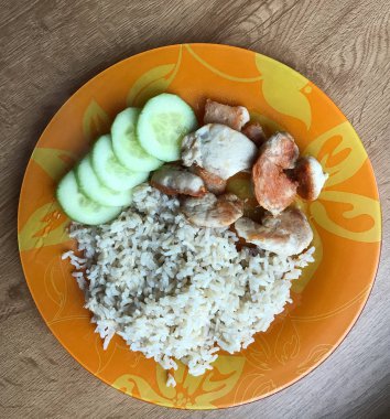 Tavuk fileto pirinç ve salatalık ile