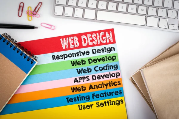 Diseño y Desarrollo Web. Escritorio de oficina con un teclado de ordenador y páginas en color — Foto de Stock