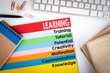 Öğrenme. Ofis Masası ile bir bilgisayar klavye ve renkli sayfalar