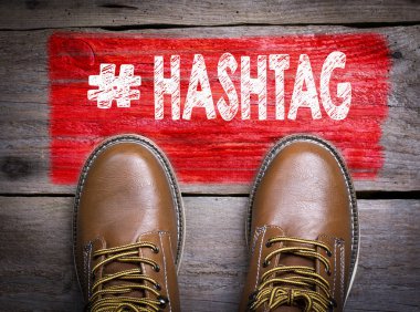 Hashtag. Ahşap arka plan üstünde çizme en iyi görünümü