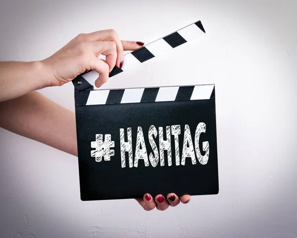 Hashtag. Film clapper tutan eller — Stok fotoğraf