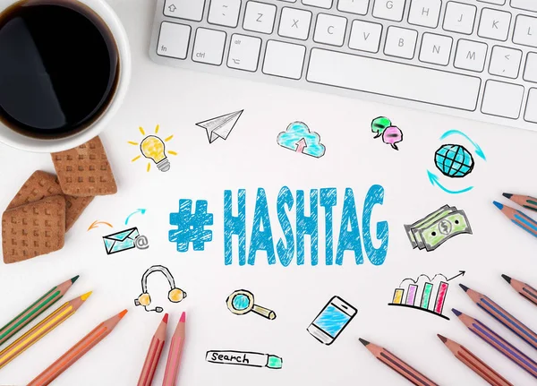 Hashtag, Business concept. Scrivania ufficio bianca con tastiera per computer — Foto Stock