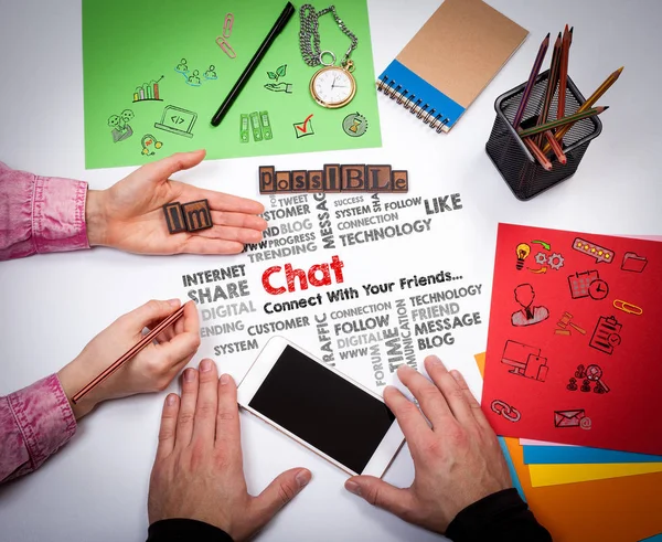 채팅 온라인 커뮤니케이션 소셜 미디어 개념입니다. 흰색 사무실 테이블에 회의 — 스톡 사진