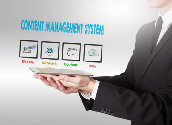 Content Management System koncept, ung man innehar en surfplatta — Stockfoto