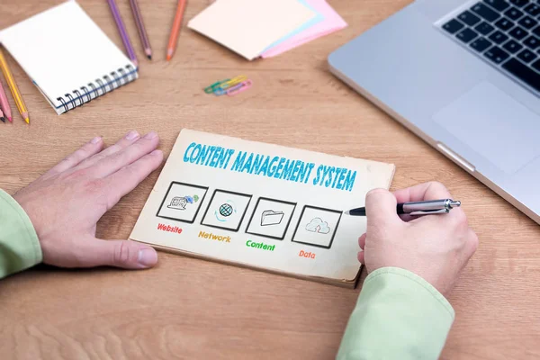 Concepto de sistema de gestión de contenidos. Escritorio de oficina con laptop y papelería — Foto de Stock