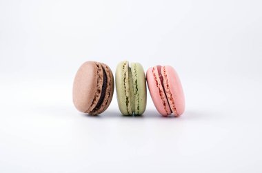 Beyaz arka plan üzerinde izole pasta macaron, tatlı ve renkli tatlı