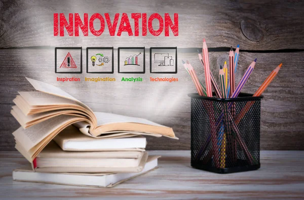 Innovazione, Business Concept. Stack di libri e matite sul tavolo di legno . — Foto Stock