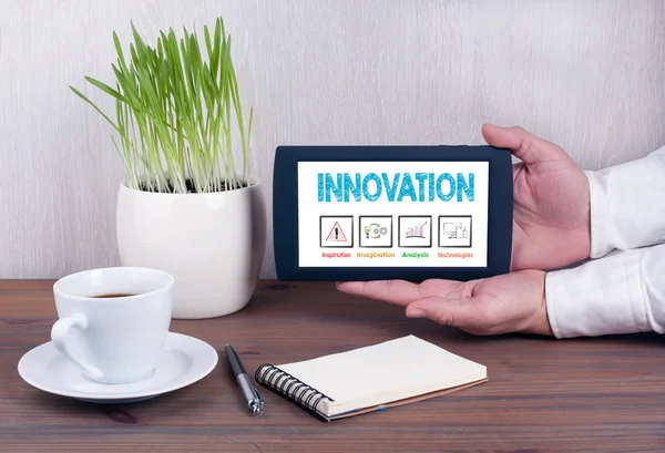Conceito de inovação. Computador tablet digital com tela isolada em mãos masculinas — Fotografia de Stock