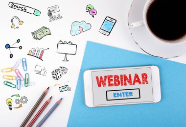 Webinar kavramı. Cep telefonu ve beyaz ofis masasında kahve fincanı