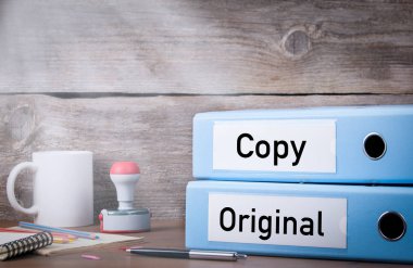 Orijinal ve kopya. Ofiste masa üzerinde iki bağlayıcı. İş geçmişi