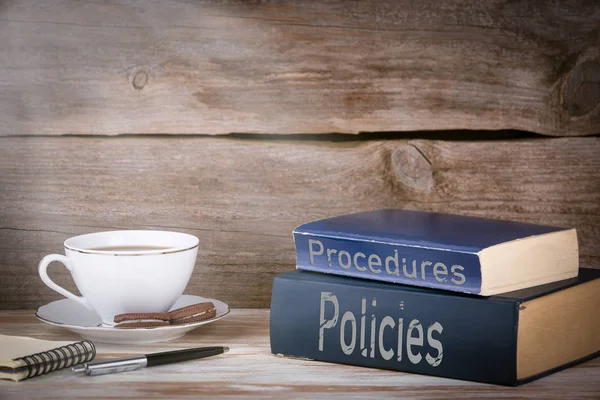 Politiken und Verfahren. Bücherstapel auf Holztisch — Stockfoto