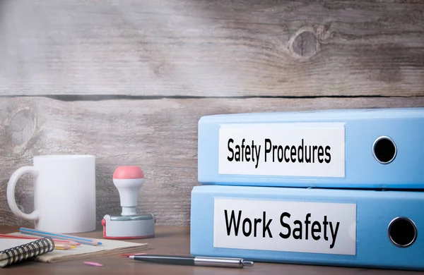 作業の安全性と安全手順。オフィスで机の上の 2 つのバインダー。事業の背景 — ストック写真