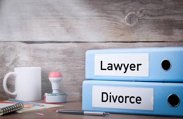Розлучення та адвокат. Два зв'язувачі на столі в офісі. Бізнес фон — стокове фото