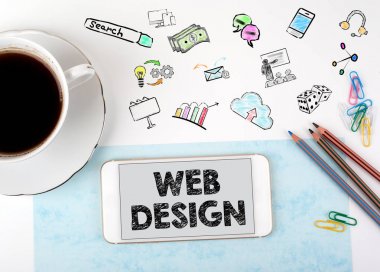 Web tasarım konsepti. Cep telefonu ve beyaz ofis masasında kahve fincanı