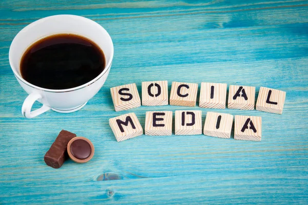 Redes sociais. Caneca de café e letras de madeira sobre fundo de madeira — Fotografia de Stock