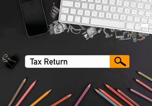 Concepto de declaración de impuestos. lápices de colores y un teclado de computadora con un teléfono móvil en una mesa negra — Foto de Stock