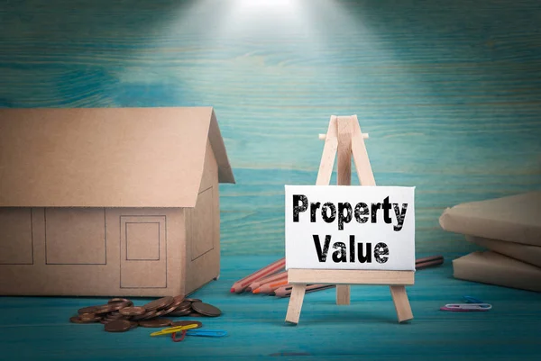 De waarde van de eigenschap. Home model, geld en een prikbord onder de zonovergoten — Stockfoto