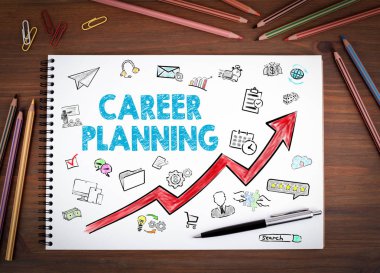 Kariyer planlama iş kavramı. Defter, kalem ve ahşap bir masa üzerinde renkli kalemler