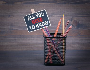 Tüm bilmeniz gereken. Küçük yazı tahtası tebeşir ve renkli kalemi