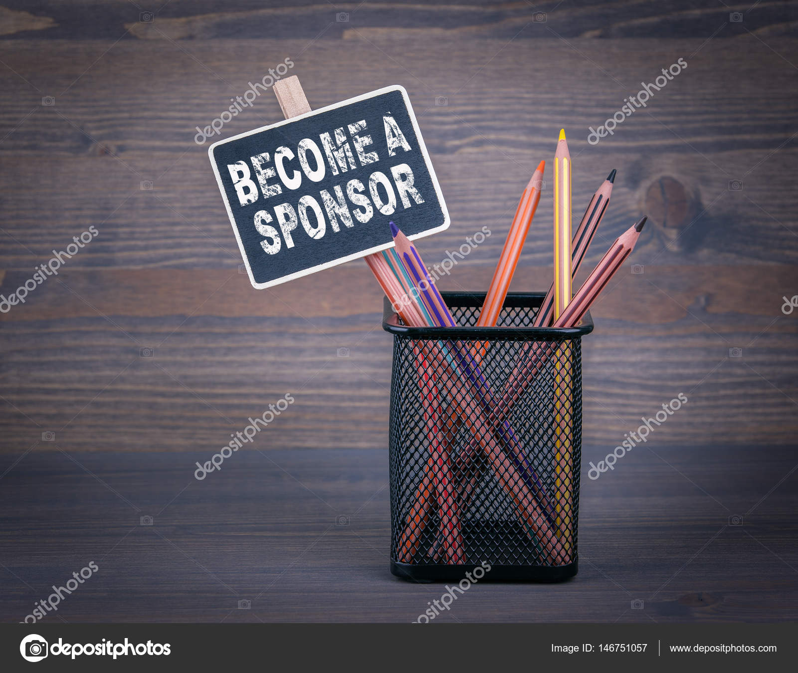 Devenez sponsor. Un petit tableau noir craie et crayon de couleur sur image  libre de droit par tumsasedgars © #146751057