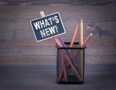 Yenilikler nelerdir. Küçük yazı tahtası tebeşir ve ahşap üzerine renkli kalem 