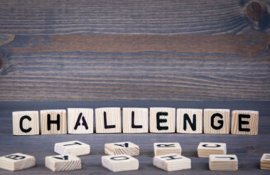 Ahşap blok üzerinde yazılı kelime meydan. Koyu ahşap arka plan doku ile