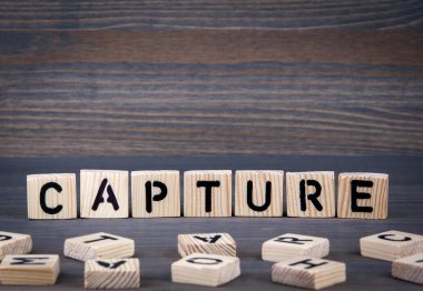 Ahşap blok üzerinde yazılı kelime yakalama. Koyu ahşap arka plan doku ile