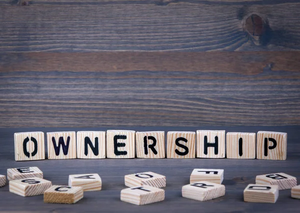 Τη λέξη Ownerschip γραμμένη σε ξύλο μπλοκ — Φωτογραφία Αρχείου