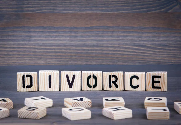 Divorce word written on wood block. Dark wood background with texture — Stock Photo, Image