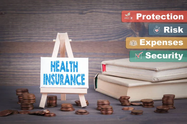 Assicurazione sanitaria, Business Concept. Cavalletto in miniatura con piccolo cambiamento — Foto Stock