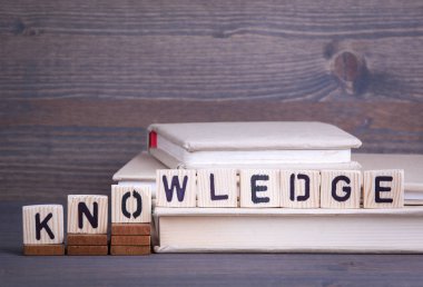 Ahşap harfler bilgisinden. Arka plan iş ve başarı