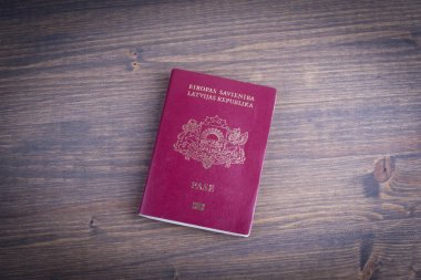 Koyu ahşap arka plan üzerinde Letonya Avrupa pasaportu