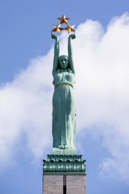 Riga, Letonya - 16 Nisan 2018: Özgürlük Özgürlük Anıtı şehirde Riga, Letonya